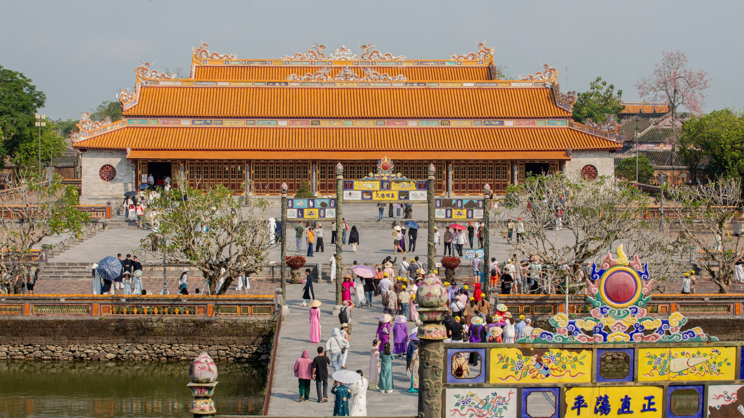 D&ograve;ng người đổ về di t&iacute;ch Huế trong ng&agrave;y mở cửa miễn ph&iacute; cho c&ocirc;ng d&acirc;n Việt Nam - Ảnh 5.