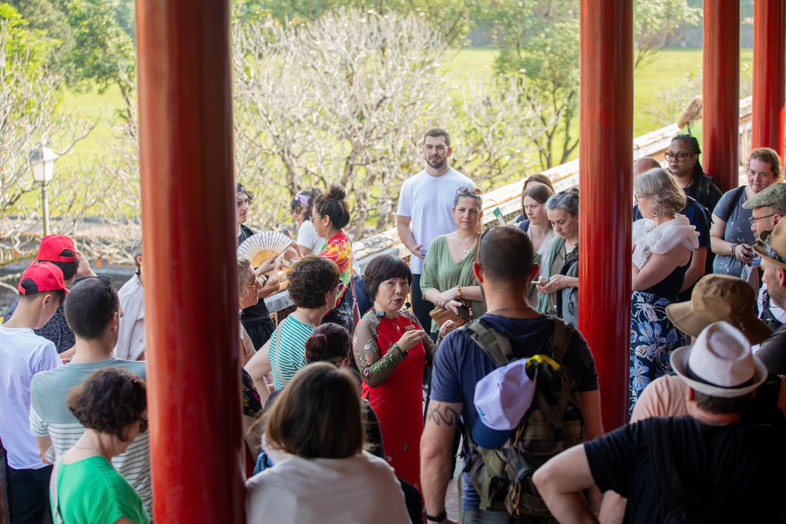 D&ograve;ng người đổ về di t&iacute;ch Huế trong ng&agrave;y mở cửa miễn ph&iacute; cho c&ocirc;ng d&acirc;n Việt Nam - Ảnh 7.