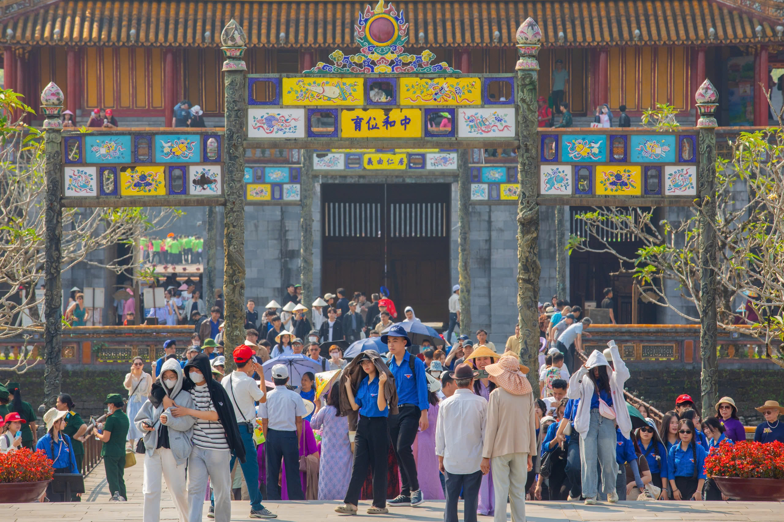 D&ograve;ng người đổ về di t&iacute;ch Huế trong ng&agrave;y mở cửa miễn ph&iacute; cho c&ocirc;ng d&acirc;n Việt Nam - Ảnh 4.