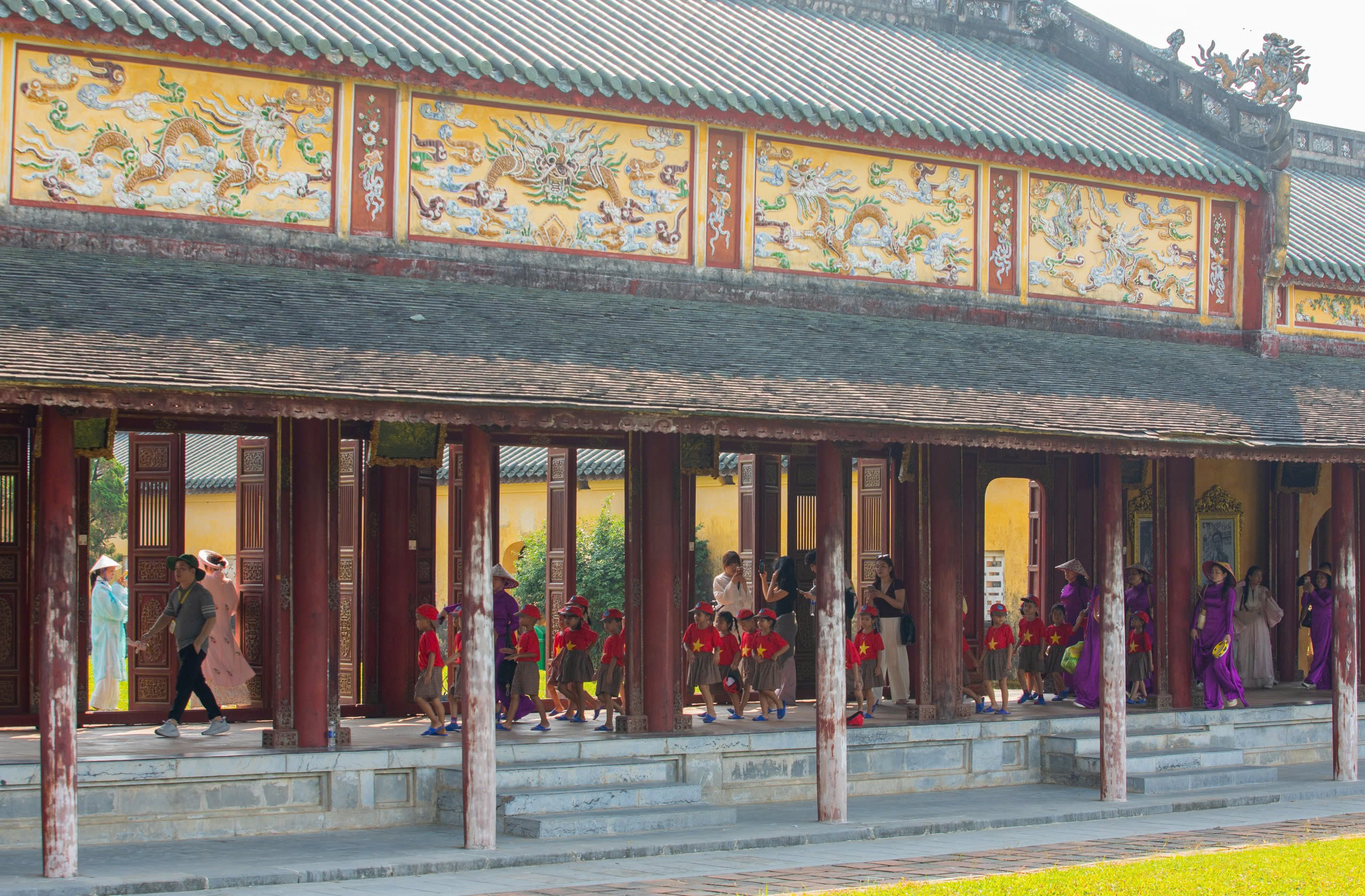 D&ograve;ng người đổ về di t&iacute;ch Huế trong ng&agrave;y mở cửa miễn ph&iacute; cho c&ocirc;ng d&acirc;n Việt Nam - Ảnh 8.