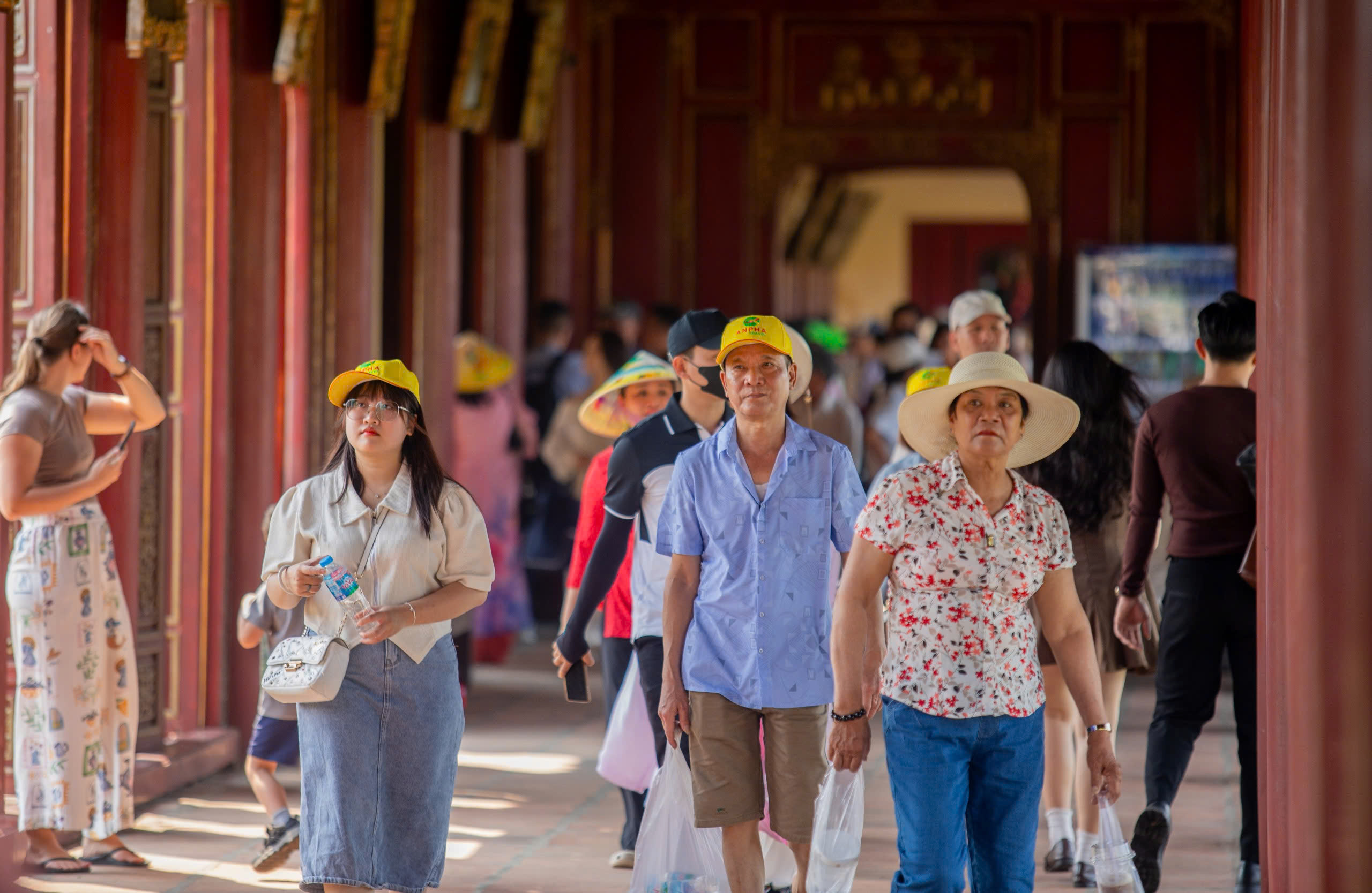 D&ograve;ng người đổ về di t&iacute;ch Huế trong ng&agrave;y mở cửa miễn ph&iacute; cho c&ocirc;ng d&acirc;n Việt Nam - Ảnh 6.