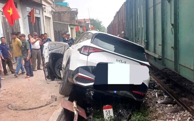 Tin Sáng 27/3: Băng Qua Lối Đi Tự Mở, Ô Tô Bị Tàu Hỏa Tông Nát Đầu