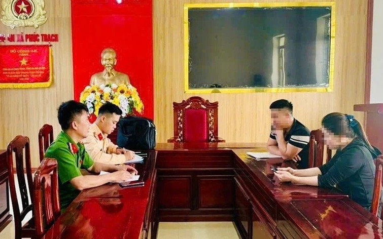 Xử phạt 2 người vượt rào chắn đường sắt, cảnh báo an toàn giao thông