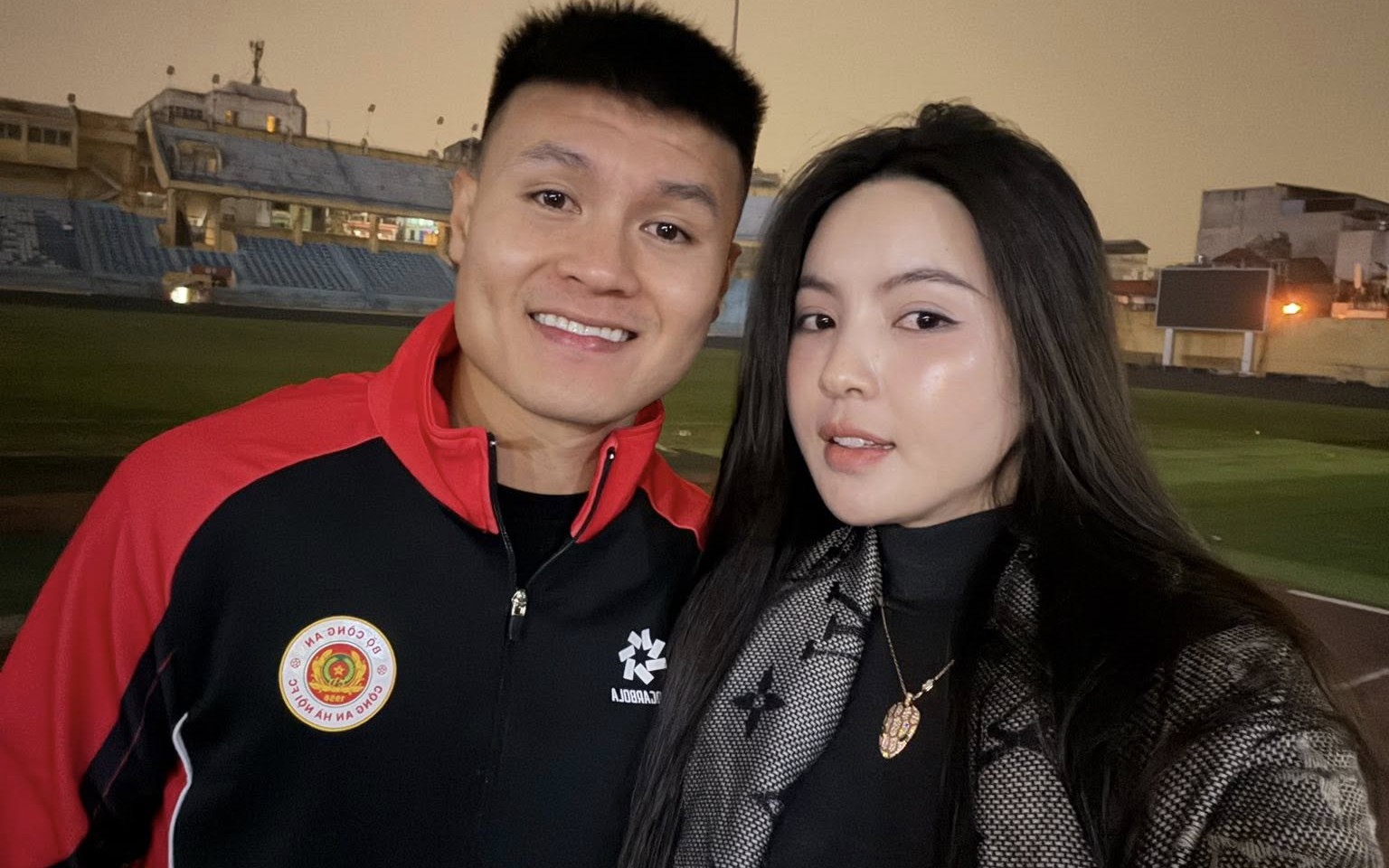 Bà xã Quang Hải khoe vòng cổ kim cương giá trị tiền tỷ gây chú ý