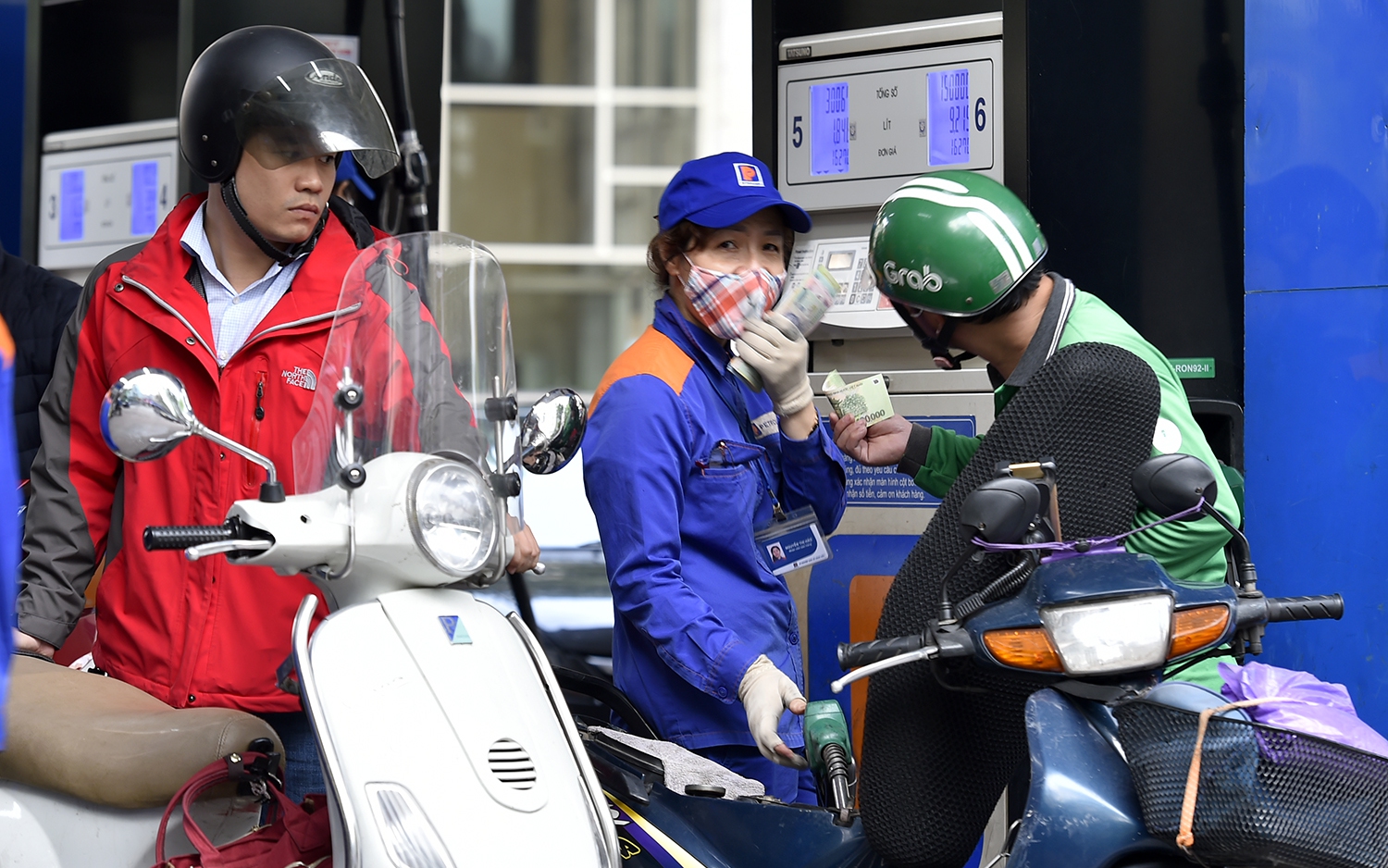 Gi&aacute; xăng dầu biến động , nhiều mặt h&agrave;ng giảm gi&aacute; bảo vệ người ti&ecirc;u d&ugrave;ng 2026 - Ảnh 1.