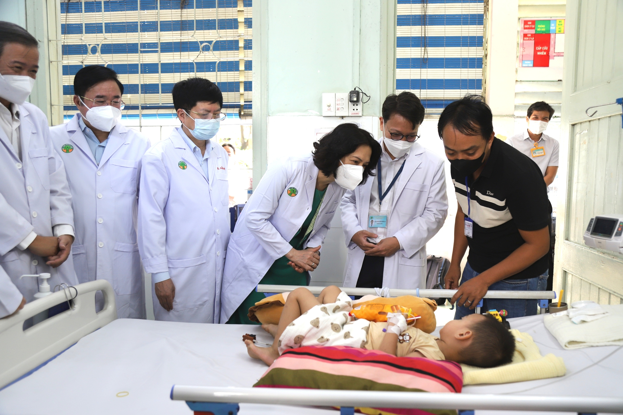 TPHCM đẩy mạnh kiểm so&aacute;t v&agrave; điều trị bệnh tay ch&acirc;n miệng- Ảnh 2.