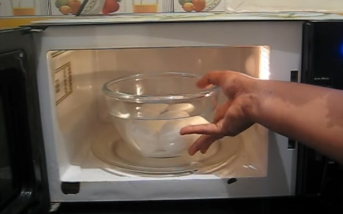 Mẹo Luộc Trứng Bằng Lò Vi Sóng Không Nổ, Nguyên Vỏ Cực Dễ