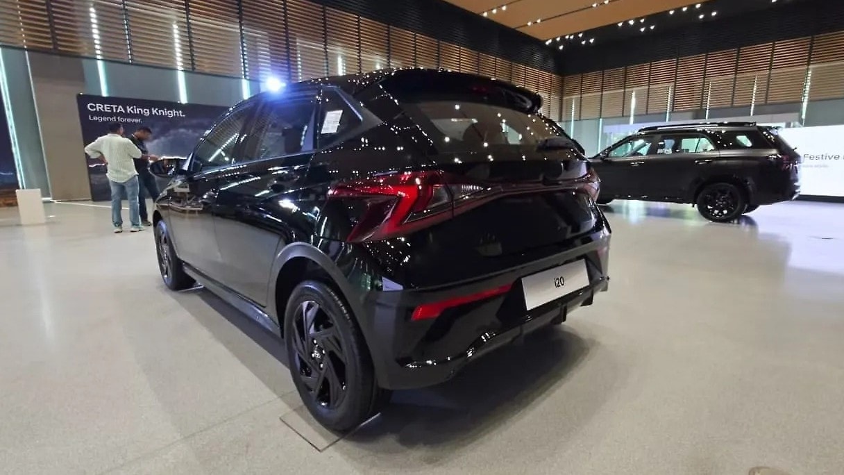 Hatchback hạng B gi&aacute; 236 triệu đồng của Hyundai đẹp long lanh, nội thất sang trọng, động cơ 1.2L, m&acirc;m hợp kim đen, rẻ hơn Kia Morning, Hyundai Grand i10 chắc chắn vừa l&ograve;ng kh&aacute;ch h&agrave;ng - Ảnh 2.