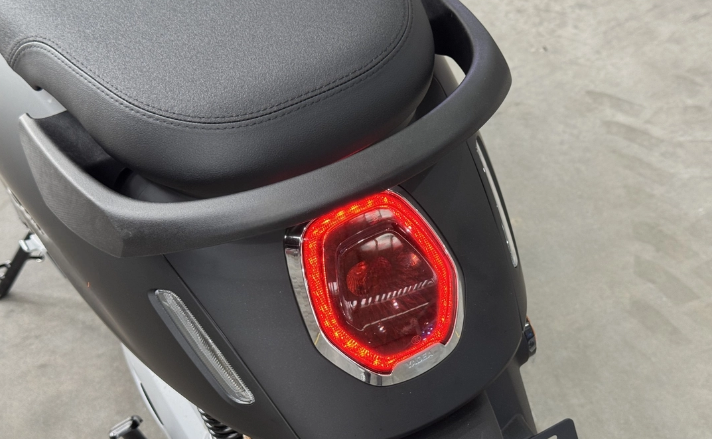 Xe m&aacute;y điện gi&aacute; 27,5 triệu ở Việt Nam trang bị c&ocirc;ng nghệ &ocirc; t&ocirc;, đi 181km/lần sạc, rẻ hơn Vision, chỉ như xe số Wave Alpha - Ảnh 5.