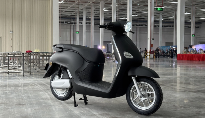 Xe m&aacute;y điện gi&aacute; 27,5 triệu ở Việt Nam trang bị c&ocirc;ng nghệ &ocirc; t&ocirc;, đi 181km/lần sạc, rẻ hơn Vision, chỉ như xe số Wave Alpha - Ảnh 2.