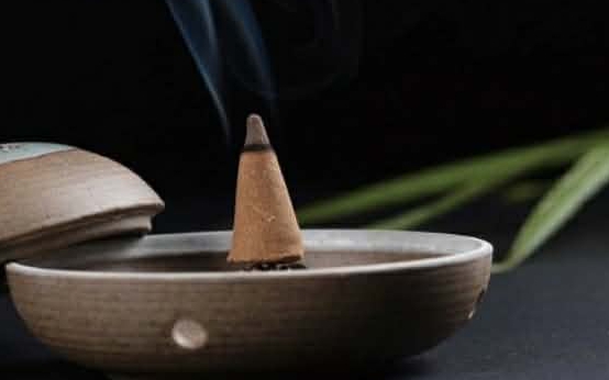 Những thời điểm nên xông trầm hương để trừ tà và chiêu tài, dẫn lộc