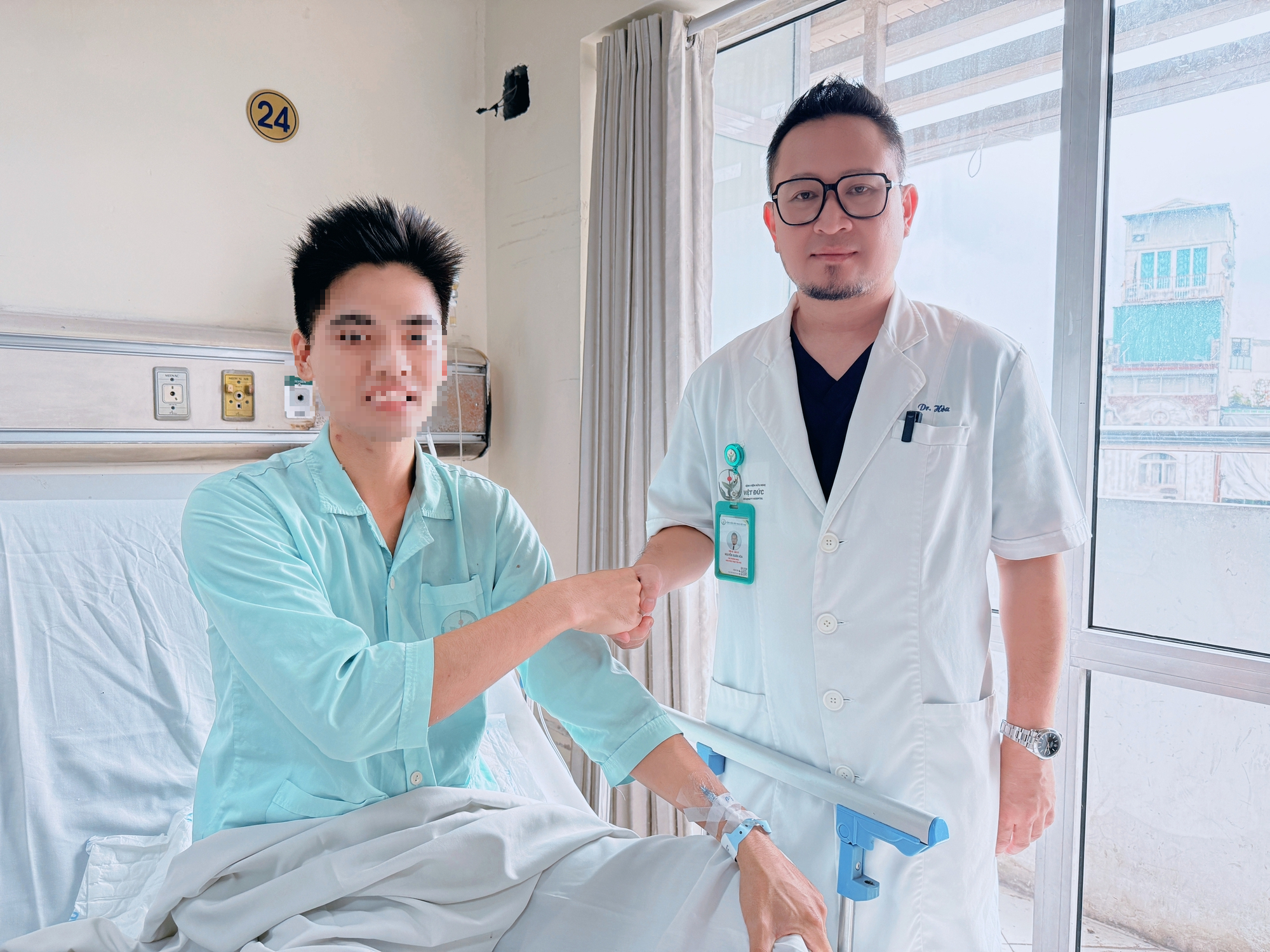 Ghép thận tự thân: Cứu sống thanh niên 27 tuổi đa chấn thương nguy kịch - Ảnh 1.