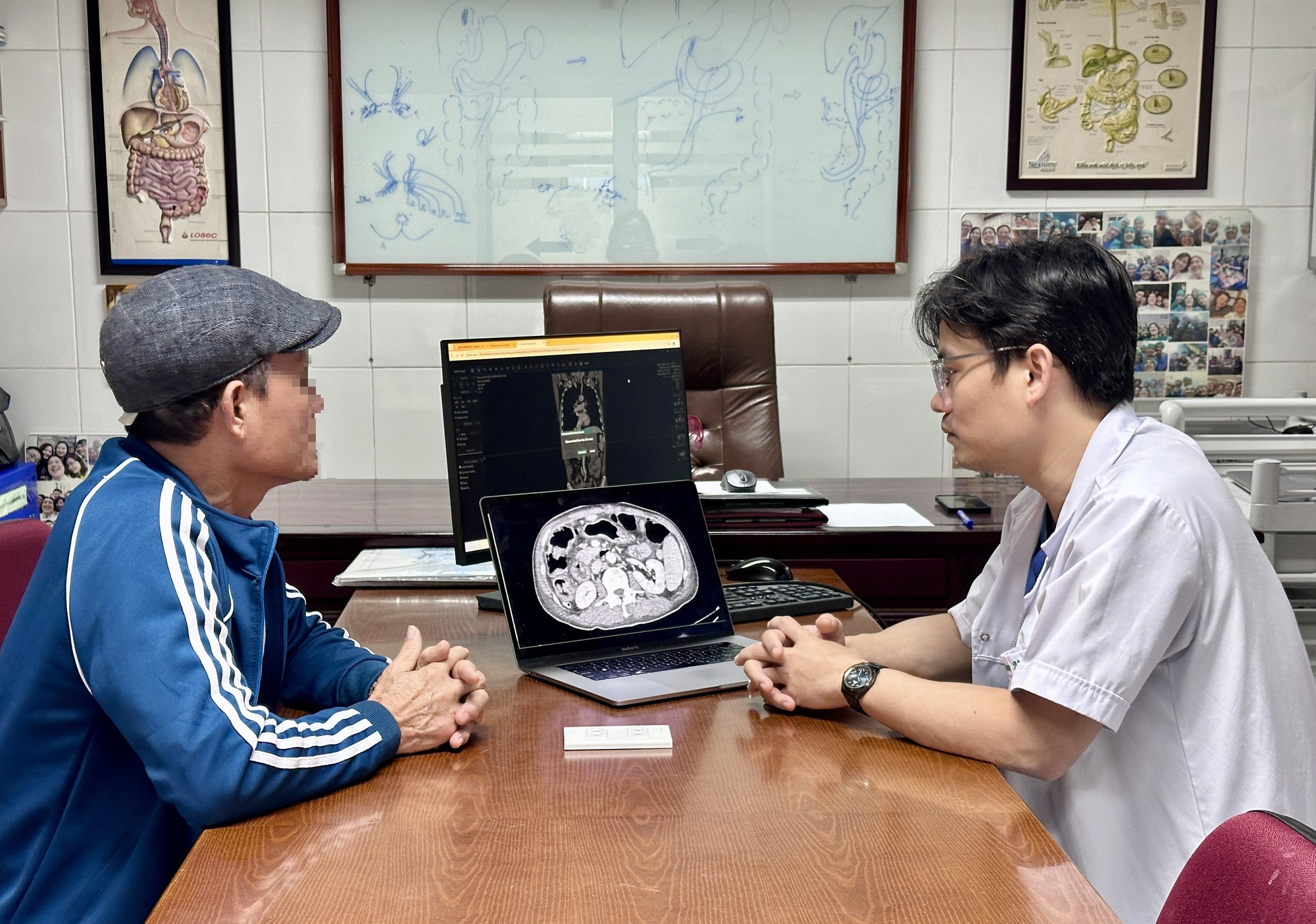 Người đàn ông ung thư gan giai đoạn muộn may mắn 'thoát án tử': Bác sĩ tiết lộ yếu tố quyết định! - Ảnh 1. Người đàn ông ung thư gan giai đoạn muộn may mắn 'thoát án tử': Bác sĩ tiết lộ yếu tố quyết định! - Ảnh 1.