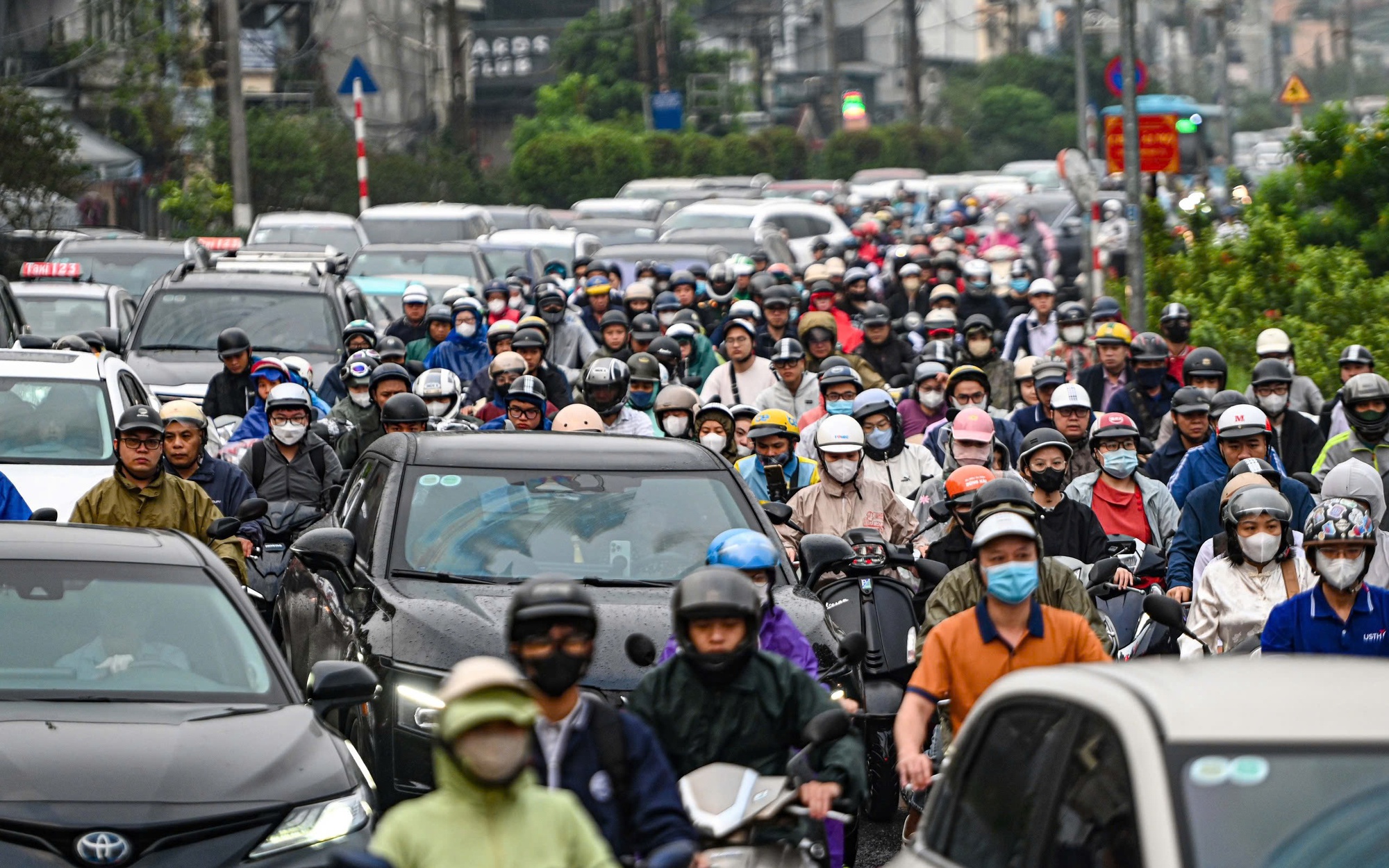 H&agrave; Nội cấm xe qua cầu Long Bi&ecirc;n: Người d&acirc;n chật vật t&igrave;m c&aacute;ch qua s&ocirc;ng Hồng