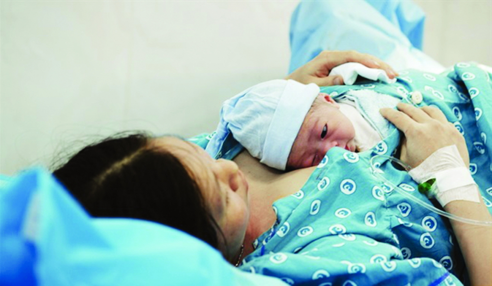 Bác sĩ chỉ rõ thời điểm tốt để sinh con trước 35 tuổi - Ảnh 1.