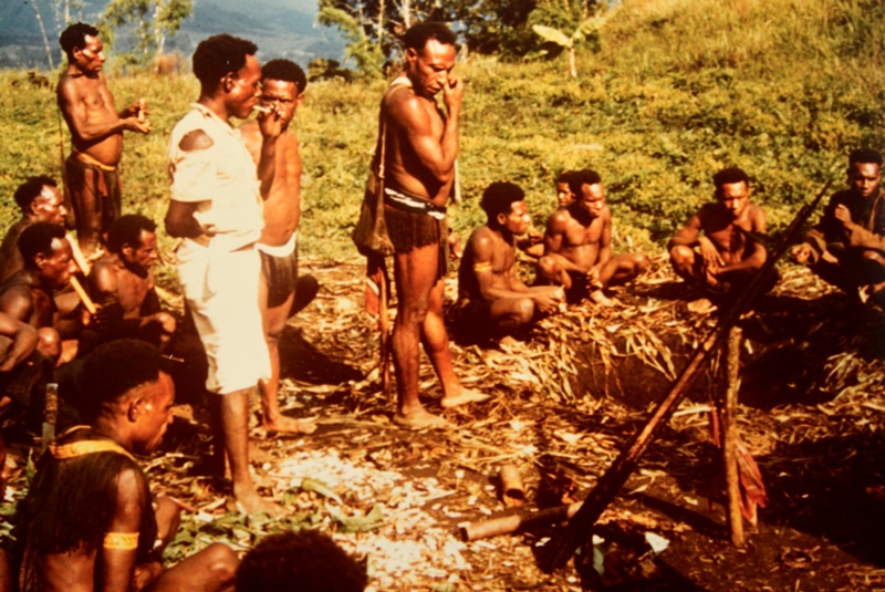 Căn bệnh &ldquo;cười đến chết&rdquo; t&agrave;n ph&aacute; cả một bộ lạc - Ảnh 1.