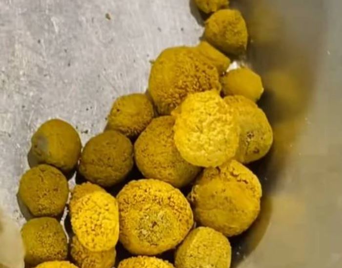 T&igrave;m thấy v&agrave;ng dưới s&ocirc;ng, người phụ nữ mang đi kiểm tra th&igrave; sốc nặng - Ảnh 1.