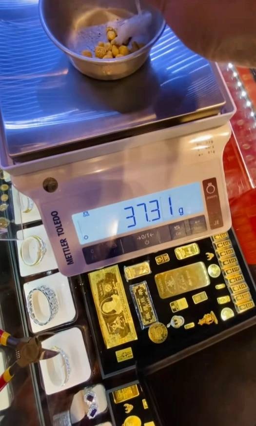 T&igrave;m thấy v&agrave;ng dưới s&ocirc;ng, người phụ nữ mang đi kiểm tra th&igrave; sốc nặng - Ảnh 2.