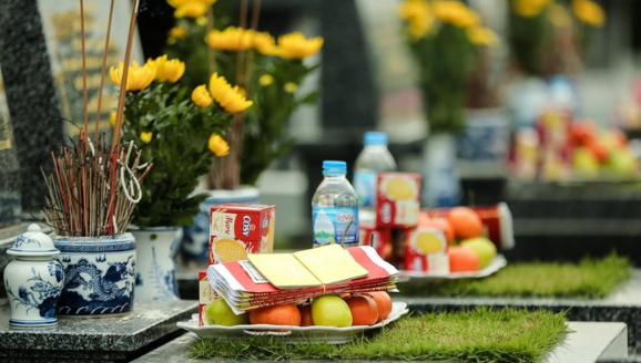 B&agrave;i học bất k&iacute;nh ở nghĩa trang dịp Thanh minh - Ảnh 3.