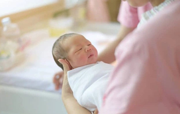 Sinh con trước 35 tuổi: B&aacute;c sĩ l&yacute; giải 'thời điểm v&agrave;ng' sinh con gi&uacute;p mẹ khỏe, con ph&aacute;t triển tốt - Ảnh 2.