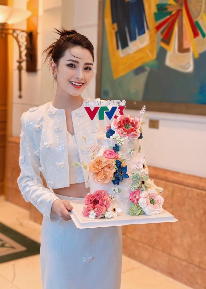 Gia thế nữ MC VTV vừa l&agrave;m đ&aacute;m hỏi với cầu thủ nổi tiếng - Ảnh 3.