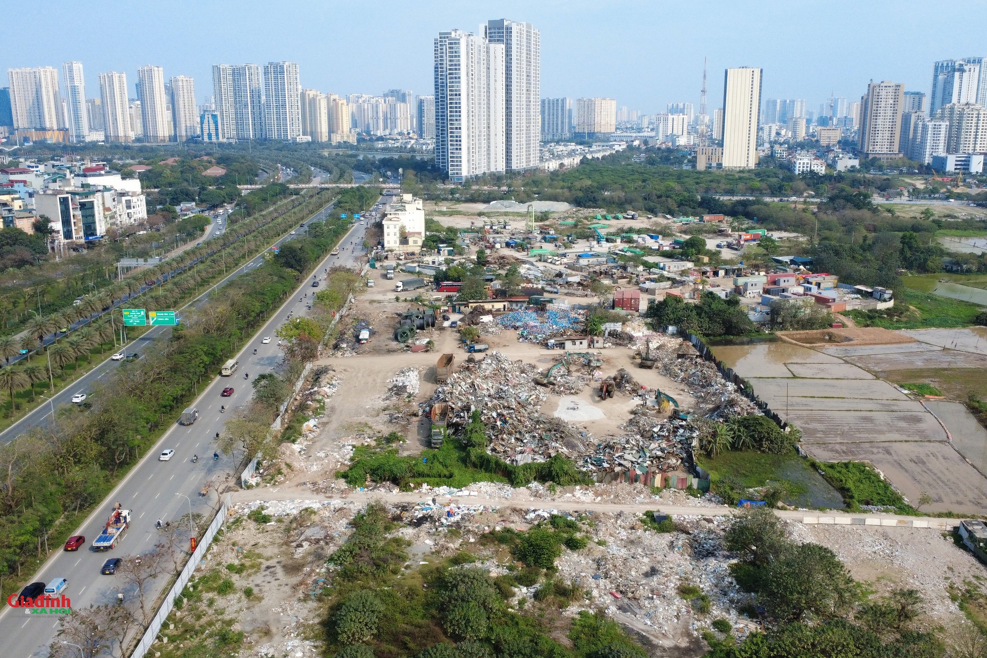 Hà Nội: Đất nông nghiệp ven Đại lộ Thăng Long bị 'băm nát' bởi các bãi phế liệu trái phép - Ảnh 1. Hà Nội: Đất nông nghiệp ven Đại lộ Thăng Long bị 'băm nát' bởi các bãi phế liệu trái phép - Ảnh 1.