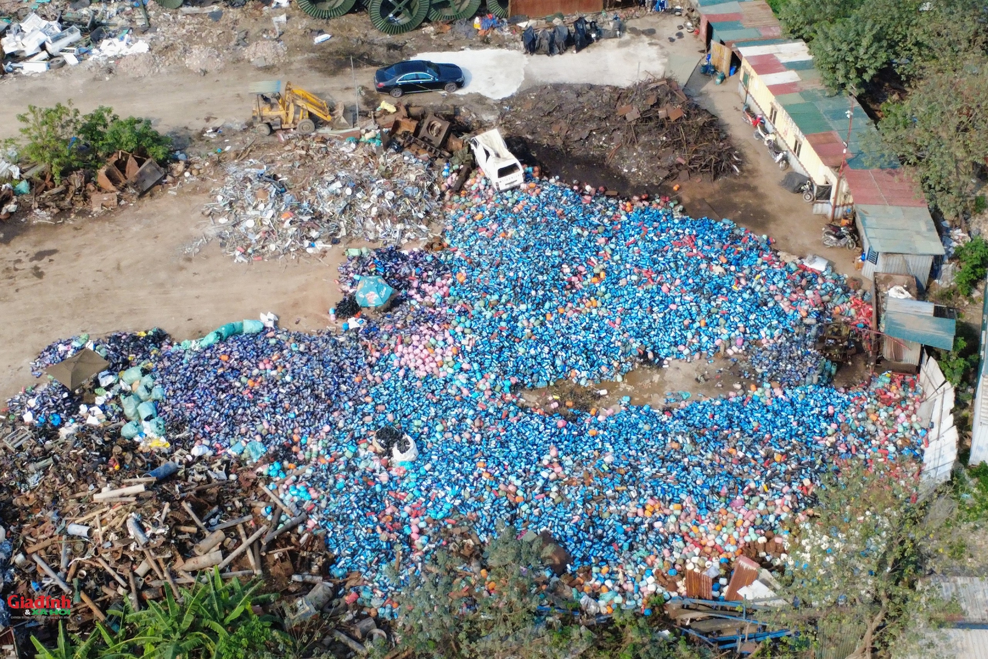 Hà Nội: Đất nông nghiệp ven Đại lộ Thăng Long bị 'băm nát' bởi các bãi phế liệu trái phép - Ảnh 2. Hà Nội: Đất nông nghiệp ven Đại lộ Thăng Long bị 'băm nát' bởi các bãi phế liệu trái phép - Ảnh 2.