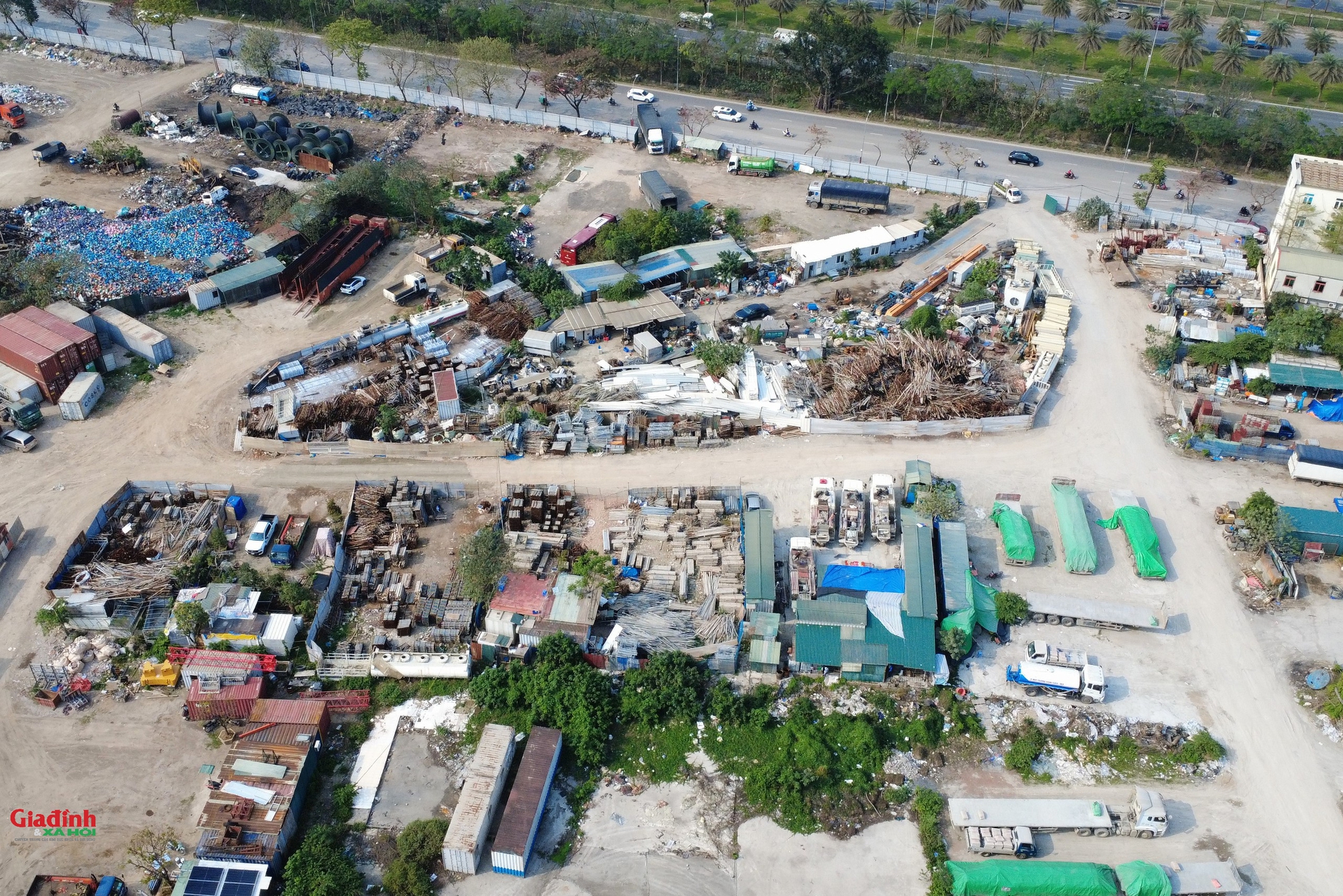 Hà Nội: Đất nông nghiệp ven Đại lộ Thăng Long bị 'băm nát' bởi các bãi phế liệu trái phép - Ảnh 5. Hà Nội: Đất nông nghiệp ven Đại lộ Thăng Long bị 'băm nát' bởi các bãi phế liệu trái phép - Ảnh 5.