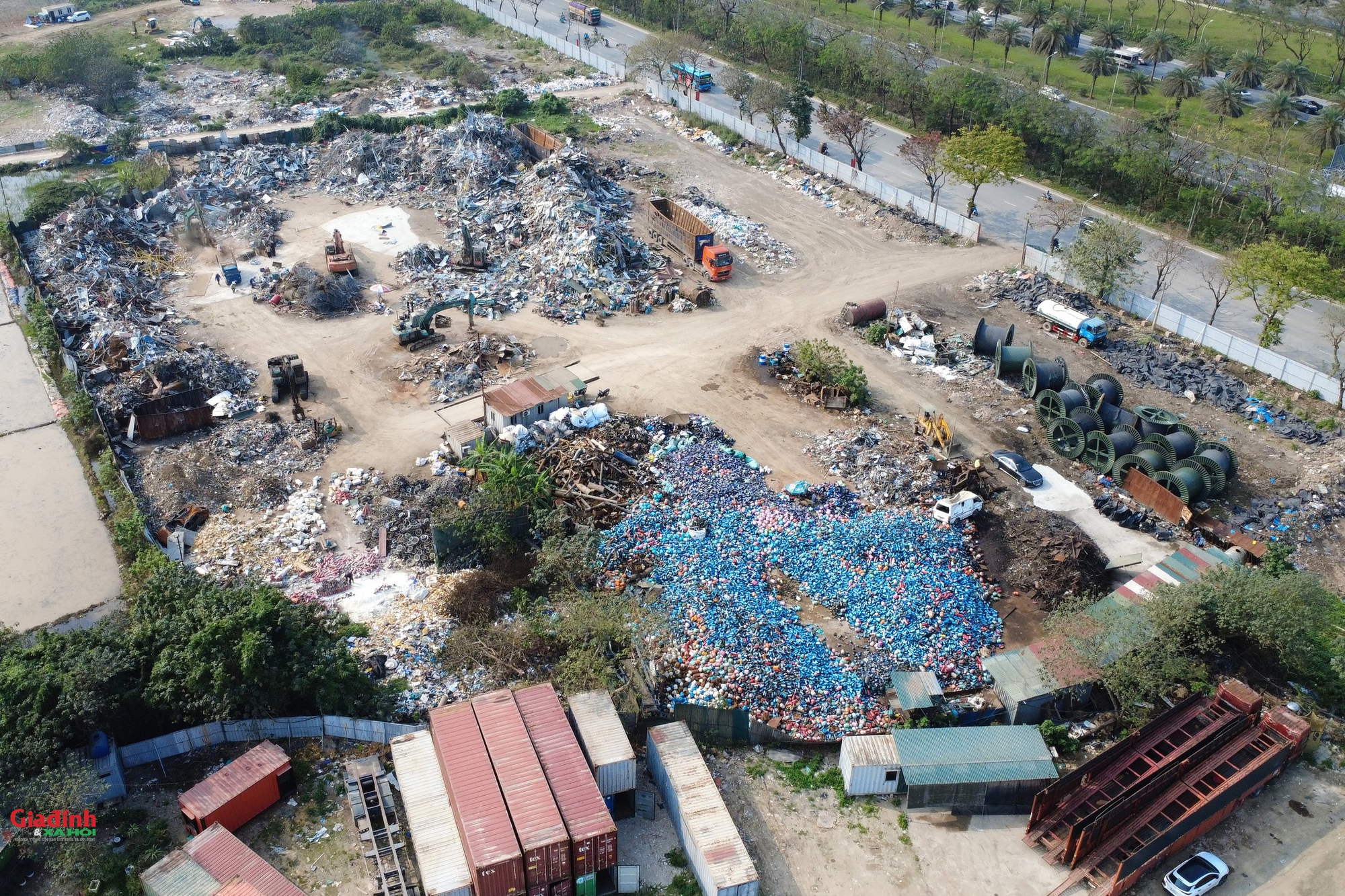 Hà Nội: Đất nông nghiệp ven Đại lộ Thăng Long bị 'băm nát' bởi các bãi phế liệu trái phép - Ảnh 7. Hà Nội: Đất nông nghiệp ven Đại lộ Thăng Long bị 'băm nát' bởi các bãi phế liệu trái phép - Ảnh 7.