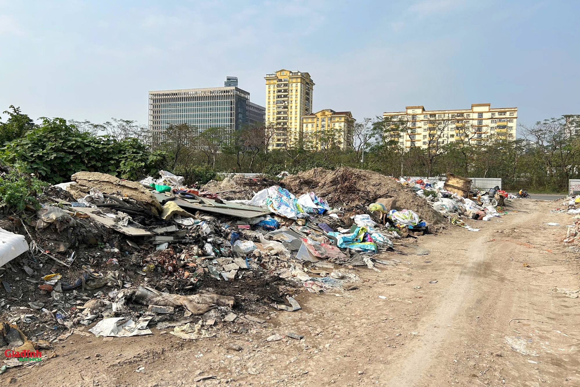 Hà Nội: Đất nông nghiệp ven Đại lộ Thăng Long bị 'băm nát' bởi các bãi phế liệu trái phép - Ảnh 8. Hà Nội: Đất nông nghiệp ven Đại lộ Thăng Long bị 'băm nát' bởi các bãi phế liệu trái phép - Ảnh 8.