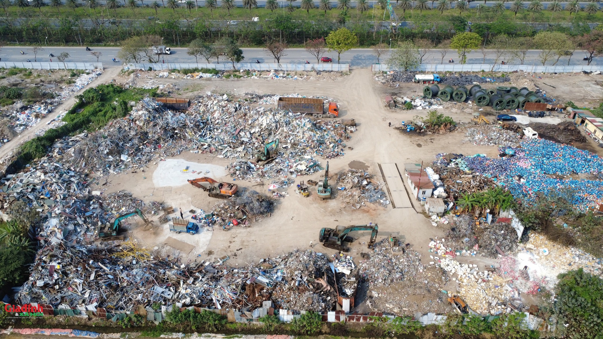 Hà Nội: Đất nông nghiệp ven Đại lộ Thăng Long bị 'băm nát' bởi các bãi phế liệu trái phép - Ảnh 10. Hà Nội: Đất nông nghiệp ven Đại lộ Thăng Long bị 'băm nát' bởi các bãi phế liệu trái phép - Ảnh 10.