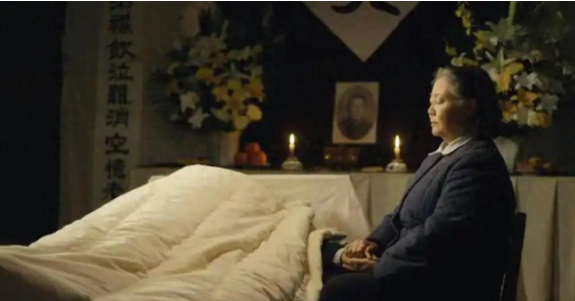 L&yacute; do v&igrave; sao lại c&oacute; quan niệm nước mắt kh&ocirc;ng được để rơi l&ecirc;n thi thể người đ&atilde; khuất ? - Ảnh 3.