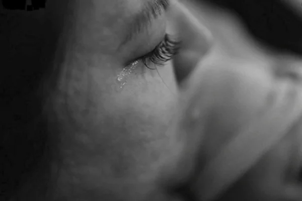 L&yacute; do v&igrave; sao lại c&oacute; quan niệm nước mắt kh&ocirc;ng được để rơi l&ecirc;n thi thể người đ&atilde; khuất ? - Ảnh 2.