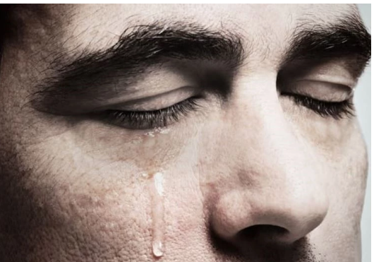 Hiện tượng người sắp chết chảy nước mắt c&oacute; đ&aacute;ng lo kh&ocirc;ng? N&ecirc;n l&agrave;m g&igrave; khi gặp? - Ảnh 2.