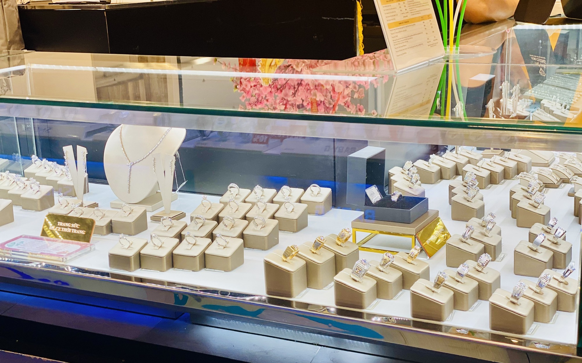 Nhẫn, d&acirc;y chuyền, b&ocirc;ng tai, lắc tay&hellip;: Gợi &yacute; m&oacute;n trang sức nhỏ thiết thực xinh, gi&aacute; rẻ tặng ph&aacute;i đẹp dịp 8/3 kh&ocirc;ng n&ecirc;n bỏ qua