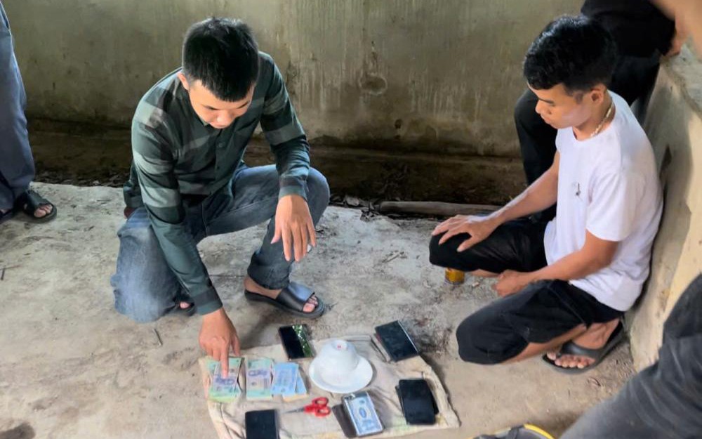 Rủ nhau lên nhà hoang trên núi đánh bạc, 12 đối tượng bị bắt giữ
