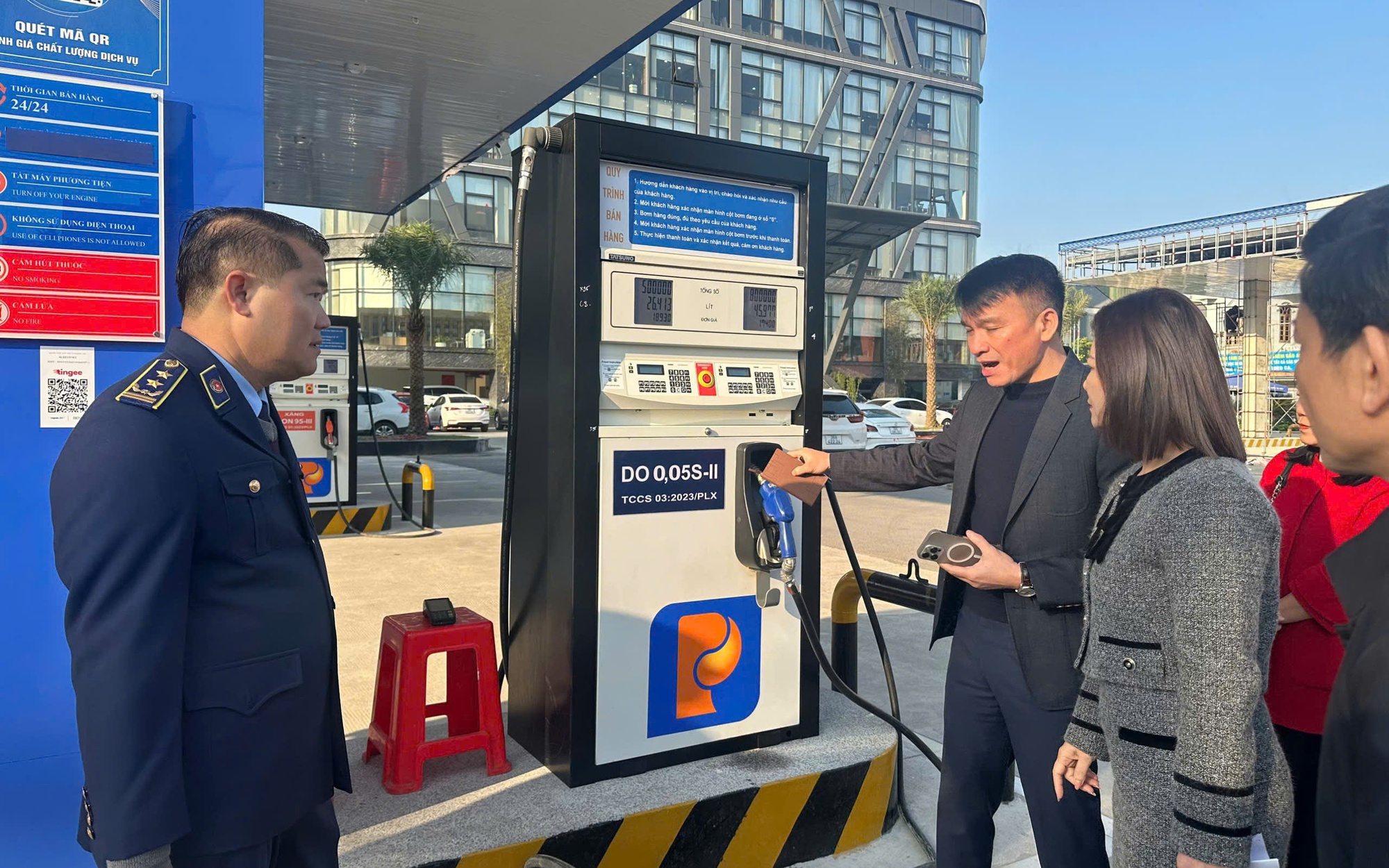 Bộ C&ocirc;ng Thương bảo đảm an ninh năng lượng v&agrave; bảo vệ người ti&ecirc;u d&ugrave;ng trước biến động - Ảnh 3.