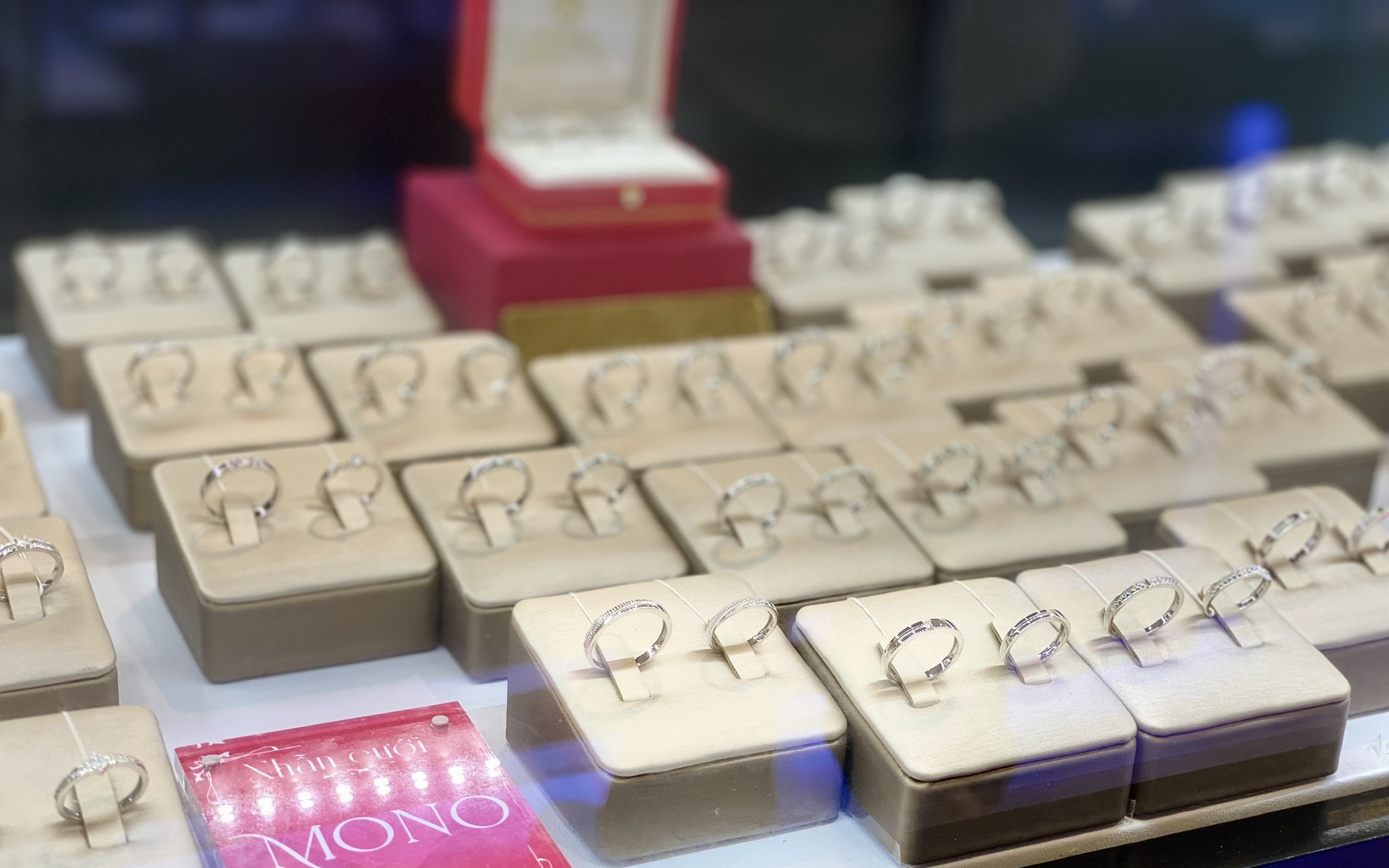 Qu&agrave; tặng ng&agrave;y 8/3: Một loại trang sức nhỏ đẹp long lanh v&agrave; &lsquo;c&oacute; v&otilde;&rsquo;, khiến hội chị em "tan chảy"