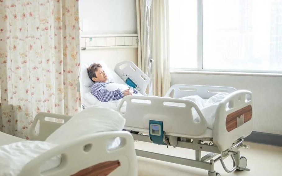 Người đàn ông 75 tuổi nhập viện một mình: Bài học về tuổi già và sự cô đơn