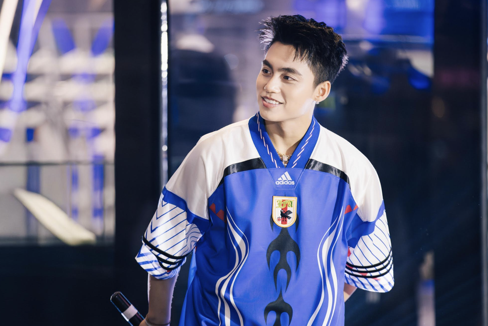 MONO g&acirc;y ch&uacute; &yacute; với phong c&aacute;ch thể thao ấn tượng tại H&agrave; Nội năm 2026 - Ảnh 3.