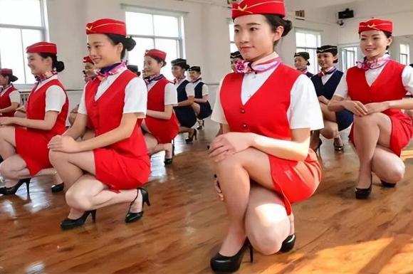 V&igrave; sao tiếp vi&ecirc;n h&agrave;ng kh&ocirc;ng lại phải quy định chiều cao 1,6 m trở l&ecirc;n đối với nữ? - Ảnh 1.