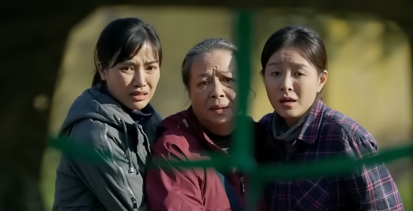 Trung tá Minh Kiên có bỏ Lợi lại trong đám cháy khi được cầu xin rời đi? - Ảnh 2. Trung tá Minh Kiên có bỏ Lợi lại trong đám cháy khi được cầu xin rời đi? - Ảnh 2.