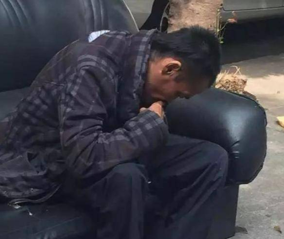 Bi kịch 'thần đồng' sinh ra vạch đích, đạt học bổng du học nhưng về nước sống lang thang, ngủ dưới gầm cầu - Ảnh 3. Bi kịch 'thần đồng' sinh ra vạch đích, đạt học bổng du học nhưng về nước sống lang thang, ngủ dưới gầm cầu - Ảnh 3.