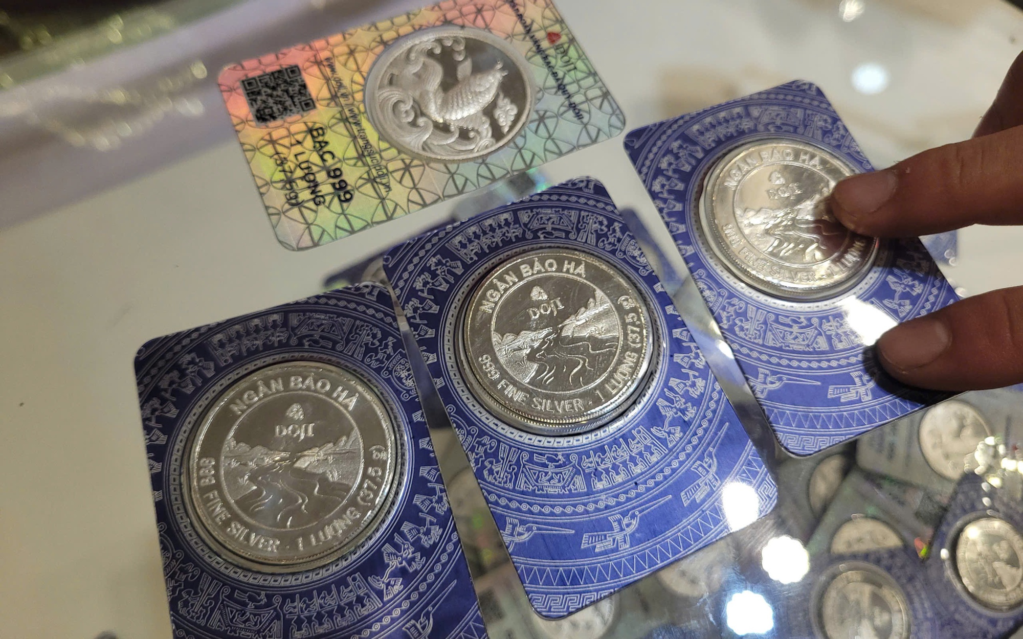 Gi&aacute; bạc h&ocirc;m nay (9/3): Mở phi&ecirc;n giảm s&acirc;u, thị trường trong nước bất ngờ "trở m&igrave;nh" tăng mạnh