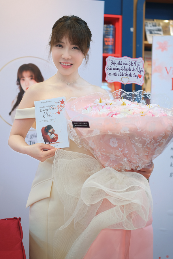 Viết cho những ngày không dám khóc - Ảnh 1. Viết cho những ngày không dám khóc - Ảnh 1.