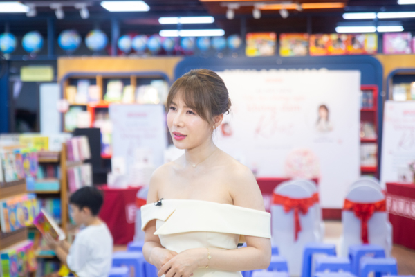 Viết cho những ngày không dám khóc - Ảnh 2. Viết cho những ngày không dám khóc - Ảnh 2.