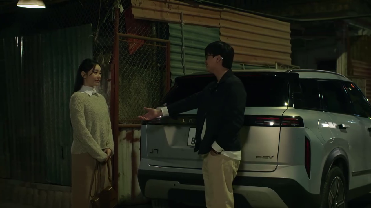 CEO Trần Lâm (Mạnh Trường) 'dính bẫy' gái xinh tại quán bar - Ảnh 3. CEO Trần Lâm (Mạnh Trường) 'dính bẫy' gái xinh tại quán bar - Ảnh 3.