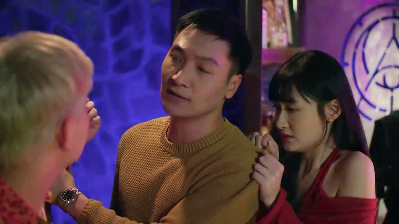 CEO Trần Lâm (Mạnh Trường) 'dính bẫy' gái xinh tại quán bar - Ảnh 2. CEO Trần Lâm (Mạnh Trường) 'dính bẫy' gái xinh tại quán bar - Ảnh 2.