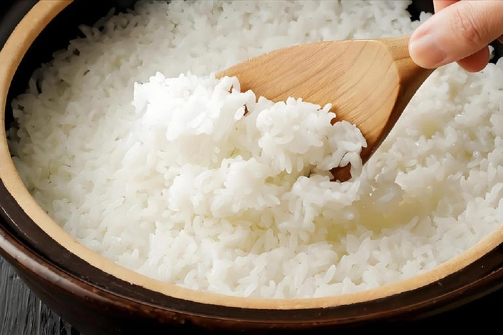 Khi nấu cơm, tại sao lại cho th&ecirc;m giấm trắng v&agrave; dầu ăn? - Ảnh 1.