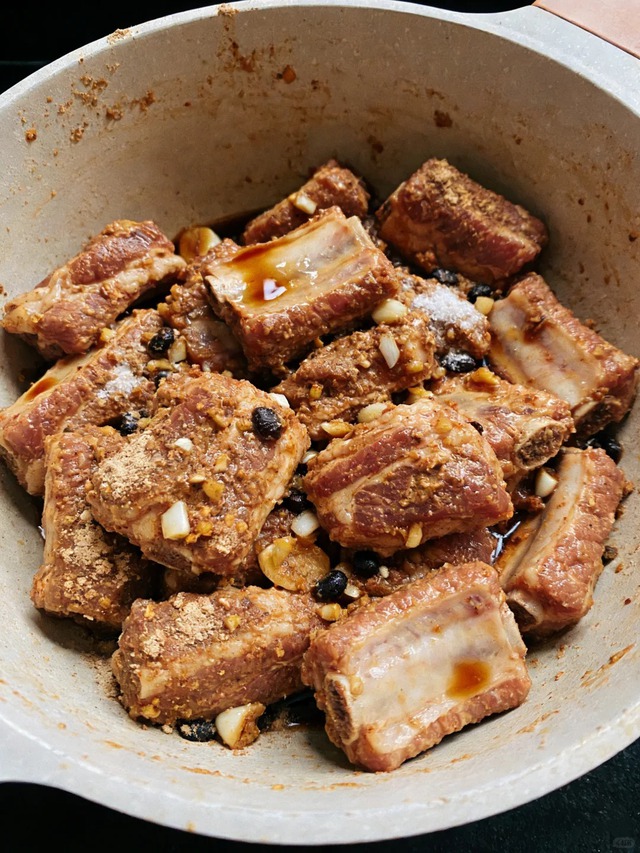 Tại sao m&oacute;n sườn hấp t&agrave;u x&igrave; lại khiến chị em bận rộn m&ecirc; mẩn? 15 ph&uacute;t ướp + hấp l&agrave; "hạ gục" cả t&ocirc; cơm lớn - Ảnh 4.